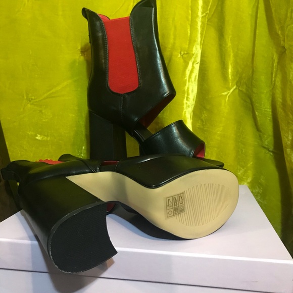 Open-toe platform heels. - Picture 3 of 4